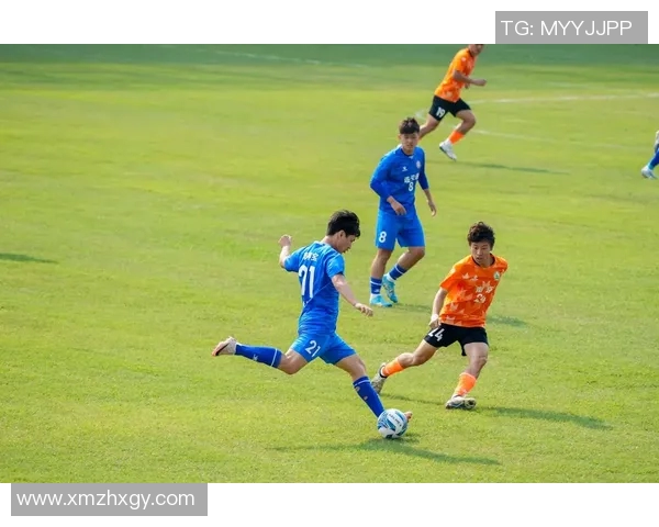 足球明星在训练场上专注射门瞬间的精彩瞬间与技巧展示