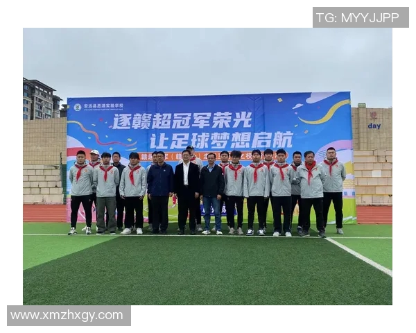 足球明星走进校园与学生互动分享足球梦想的精彩瞬间